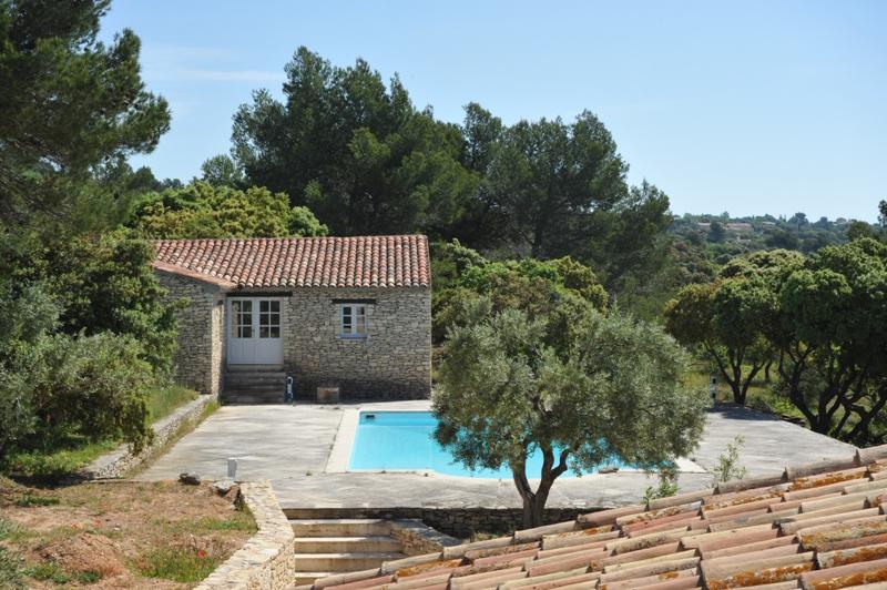 For sale in Gordes in Luberon, property with an amazing view comprising an old renovated sheepfold and 2 outbuildings on more than a hectare of land.